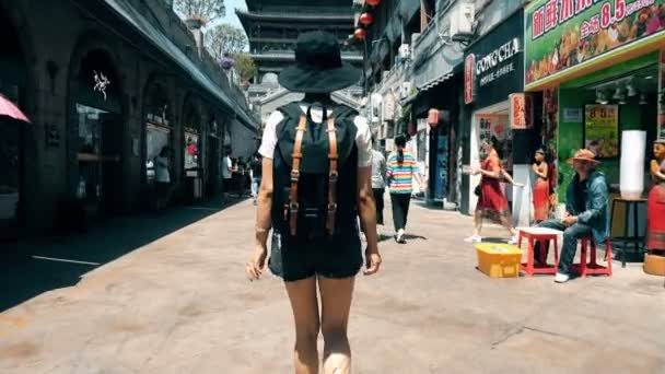 Xian, Shaanxi, China, JUNHO 13, 2019. Mochileiros andando na rua torre de tambor nas proximidades — Vídeo de Stock