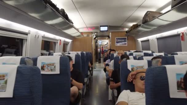 Guangyuan Sichuan Çin, - Haziran 05 2019: Yüksek hızlı tren vagonunun iç mekanı — Stok video