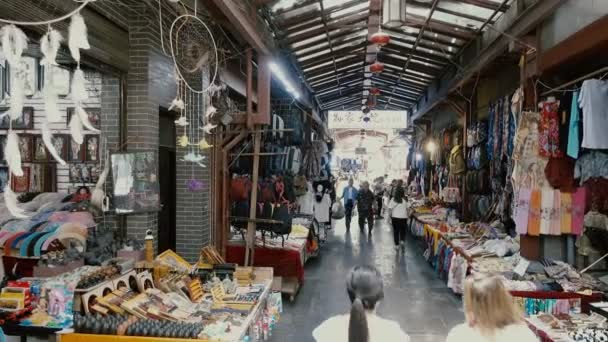 Xian, Shaanxi, Çin, 13 Haziran 2019. Xian Huimin Caddesi Xian 'da ünlü bir yemek kültürü bölgesidir ve Xian' da bir aperatif bölgesidir.. — Stok video