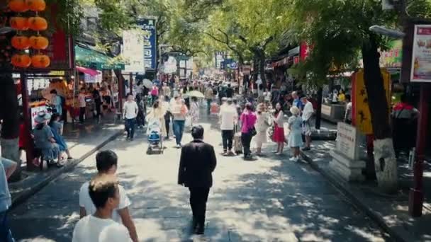 Сиань, Шэньси, Китай, 13 июня 2019 года. Улица Сиань Хуэйминь является известным районом пищевой культуры в Сиане и районом закусок в Сиане . — стоковое видео