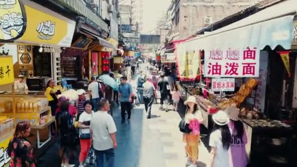 Xian, Shaanxi, Chiny, 13 czerwca 2019. Xian Huimin Street to słynna dzielnica kulinarna w Xian i dzielnicy przekąsek w Xian. — Wideo stockowe