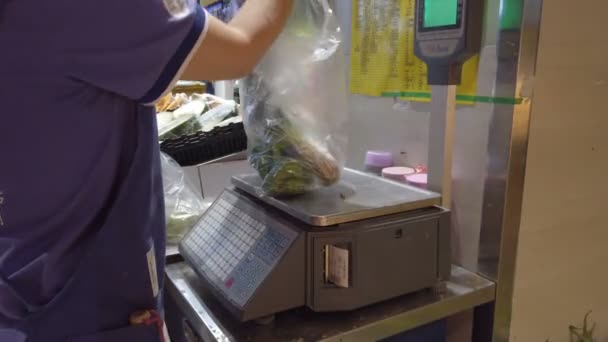 Xian, Shaanxi, China, 13 juni 2019. vägning av grönsaker på elektroniska vågar i snabbköpet — Stockvideo