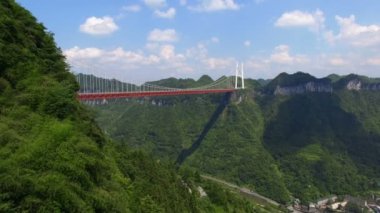 Kanyon, Hubei, Çin 'deki Aizhai asma köprüsünün hava görüntüsü..