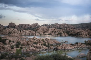 Arizona bulutlu gökyüzü göl