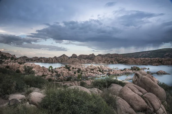 Arizona bulutlu gökyüzü göl