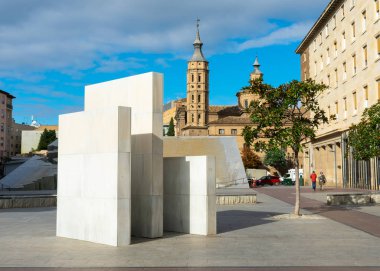 Zaragoza, İspanya / Avrupa; 12 / 1 / 2019: Sütun Meydanı 'ndaki Hispanik Çeşmesi (Plaza del Pilar) ve San Juan de los Panetes Kilisesi