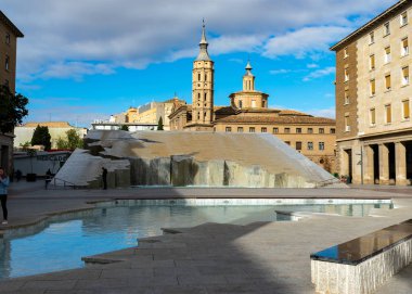 Zaragoza, İspanya / Avrupa; 12 / 1 / 2019: Sütun Meydanı 'ndaki Hispanik Çeşmesi (Plaza del Pilar) ve San Juan de los Panetes Kilisesi