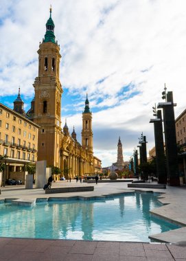 Sütun Meydanı (Plaza del Pilar), La Seo Katedrali ve İspanya 'nın Zaragoza şehir merkezindeki Meryem Ana Bazilikası