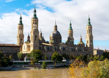 İspanya 'nın Zaragoza kentinde Ebro nehrinin kıyısındaki Meryem Ana Bazilikası.