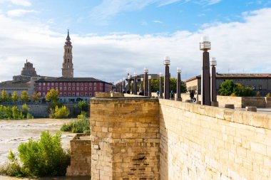 İspanya 'nın Zaragoza kentindeki Puente de Piedra (Taş Köprü) ve La Seo Katedrali
