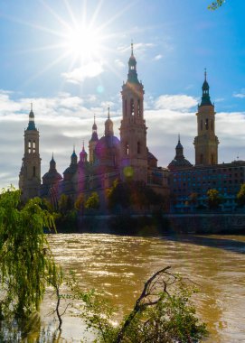 İspanya 'nın Zaragoza kentinde Ebro nehrinin kıyısındaki Meryem Ana Bazilikası.