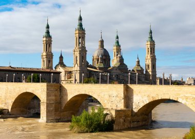 Puente de Piedra (Taş Köprü) ve İspanya 'nın Zaragoza şehrinde bulunan Meryem Ana Bazilikası.