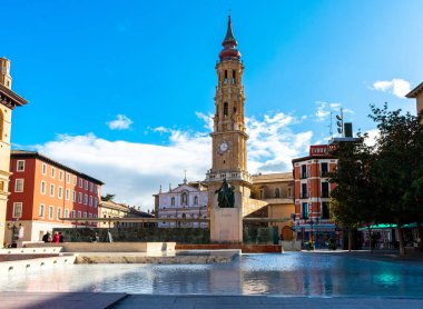 Zaragoza, İspanya / Avrupa; 12 / 1 / 2019: İspanya 'nın Zaragoza kentindeki La Seo Katedrali
