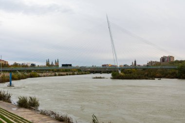 Zaragoza, İspanya / Avrupa; 24 / 11 / 2019: İspanya 'nın Zaragoza kentindeki Ebro nehri üzerinde Gönüllü Yürüyüş (Pasarela del Voluntariado)