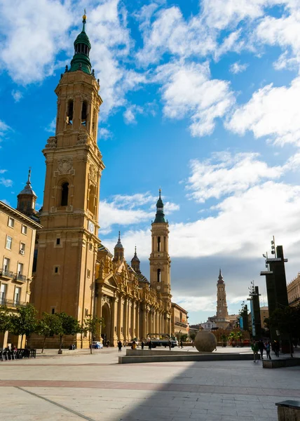 Zaragoza, España / Europa; 12 / 11 / 2019: Plaza del Pilar, Catedral de La Seo y Basílica de Nuestra Señora del Pilar en el centro de Zaragoza, España — Foto de Stock