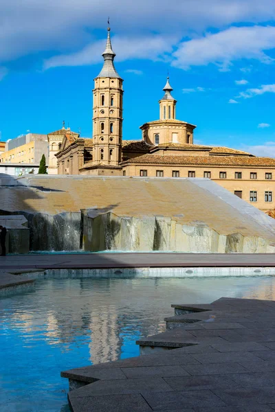 Fuente de la Hispanicidad en la Plaza del Pilar y la iglesia de San Juan de los Panetes — Foto de Stock