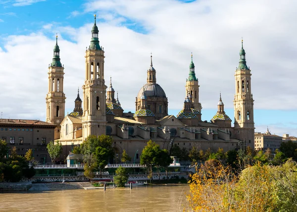 Basílica de Nuestra Señora del Pilar a orillas del Ebro en Zaragoza, España — Foto de Stock