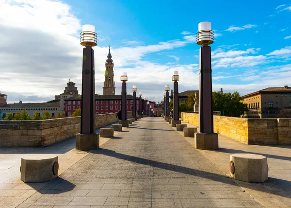Puente de Piedra y Catedral de La Seo en el centro de Zaragoza, España — Foto de Stock