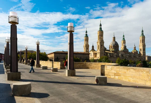 Zaragoza, España / Europa; 01 / 12 / 2019: Puente de Piedra y la Basílica de Nuestra Señora del Pilar en el centro de Zaragoza, España — Foto de Stock