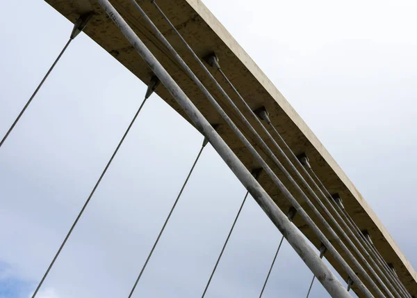 Zaragoza, Španělsko / Evropa; 24 / 11 / 2019: Podrobnosti o třetím mostě tisíciletí (Puente del Tercer Milenio) v Zaragoze, Španělsko — Stock fotografie