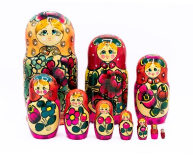 Beyaz arka planda Rus Matrioshka bebekleri