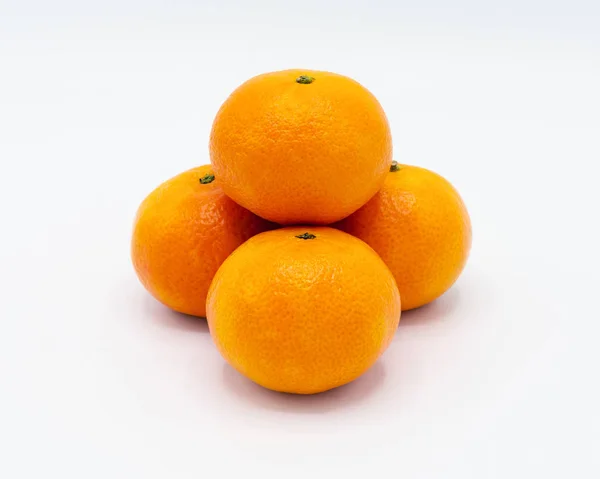 Close up de tangerinas isoladas em um fundo branco — Fotografia de Stock