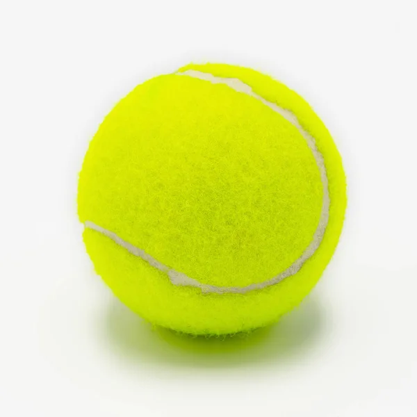 Bola de tênis isolada em um fundo branco — Fotografia de Stock