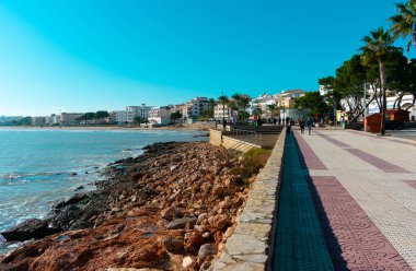 Alcossebre, İspanya / Avrupa; 07 / 12 / 2019: El Cargador plajı ve İspanya 'nın Alcossebre kentindeki sahil gezisi.