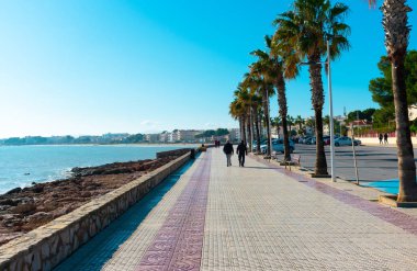 Alcossebre, İspanya / Avrupa; 07 / 12 / 2019: El Cargador plajı ve İspanya 'nın Alcossebre kentindeki sahil gezisi.