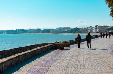 Alcossebre, İspanya / Avrupa; 07 / 12 / 2019: El Cargador plajı ve İspanya 'nın Alcossebre kentindeki sahil gezisi.