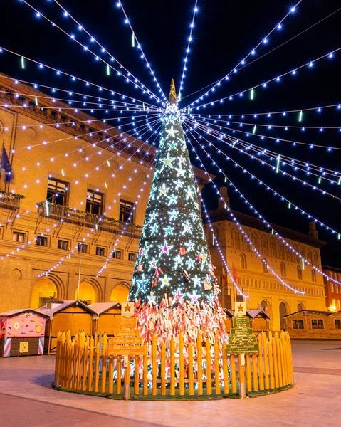 Nachtansicht eines beleuchteten Weihnachtsbaums auf dem Säulenplatz in der Innenstadt von Zaragoza — Stockfoto