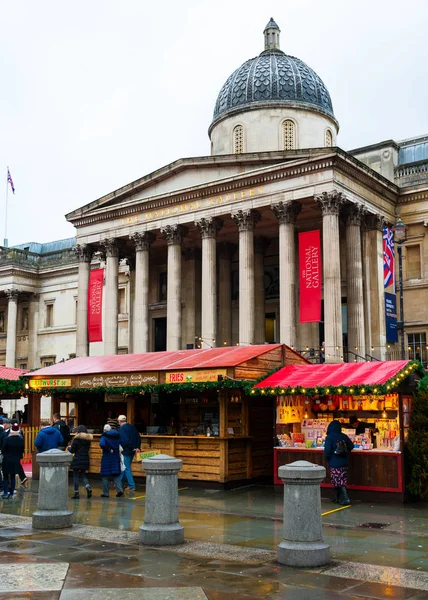 Londres, Royaume-Uni / Europe ; 20 / 12 / 2019 : Marché de Noël devant la National Gallery à Trafalgar Square, Londres — Photo
