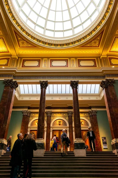 Londres, Royaume-Uni / Europe ; 20 / 12 / 2019 : Intérieur du hall principal de la National Gallery à Trafalgar Square, Londres — Photo