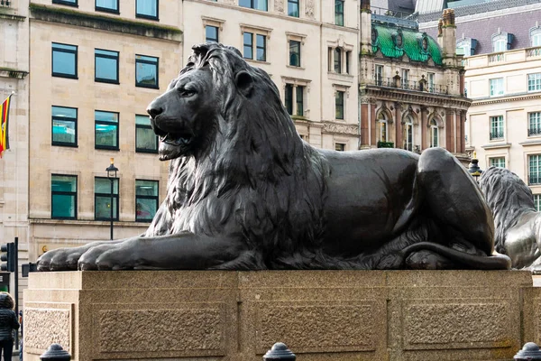 Sculpture en bronze d'un lion à Trafalgar Square à Londres — Photo