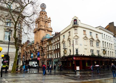 Londra, Uk / Avrupa; 20 / 12 / 2019: Covent Garden ilçesindeki Londra caddesinin klasik manzarası
