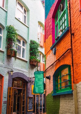 Londra, Uk / Avrupa; 20 / 12 / 2019: Neal 's Yard, Londra' nın Covent Garden ilçesinde renkli binalar ve cephelerle dolu küçük bir ara sokak