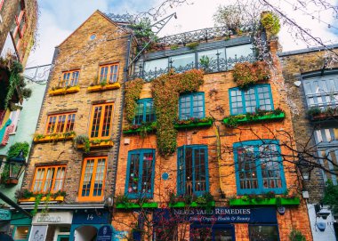 Londra, Uk / Avrupa; 20 / 12 / 2019: Neal 's Yard, Londra' nın Covent Garden ilçesinde renkli binalar ve cephelerle dolu küçük bir ara sokak