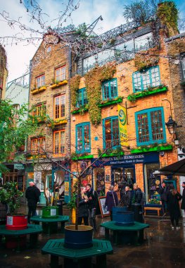 Londra, Uk / Avrupa; 20 / 12 / 2019: Neal 's Yard, Londra' nın Covent Garden ilçesinde renkli binalar ve cephelerle dolu küçük bir ara sokak