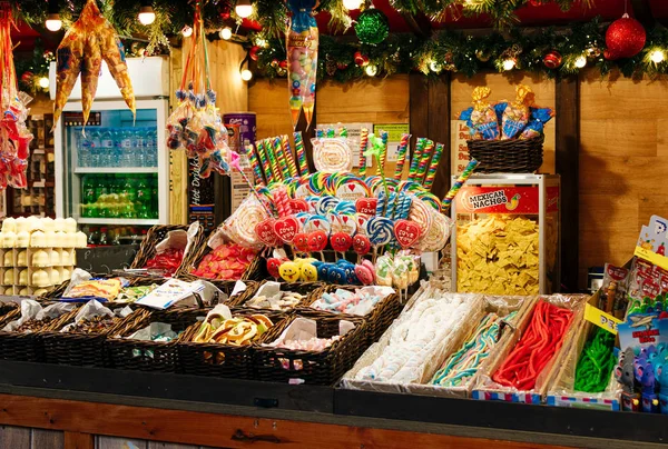 Londres, Reino Unido / Europa; 20 / 12 / 2019: Surtido de dulces, dulces y aperitivos coloridos en un puesto en el mercado de Navidad de Leicester Square en Londres — Foto de Stock