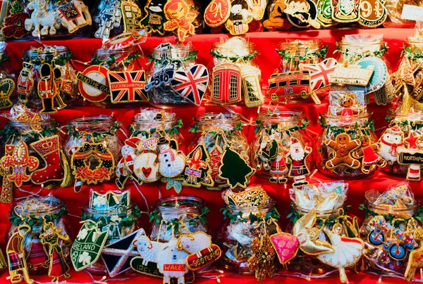 Weihnachtssouvenirs an einem Stand auf dem Weihnachtsmarkt am Leicester Square in London — Stockfoto