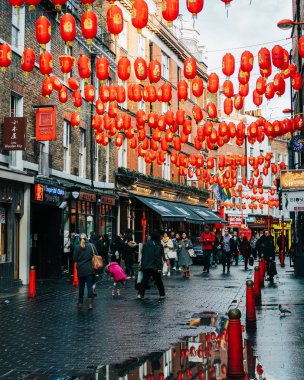 Londra, Uk / Avrupa; 20 / 12 / 2019: Çin mahallesi caddesi Çin kırmızı fenerleri, dükkanlar, restoranlar ve yürüyen ve alışveriş yapan insanlarla dolu. Soho bölgesi, Londra.