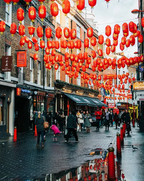 London, UK / Europe; 20 / 12 / 2019: Chinatown street full of chinese red lanterns, shops, restaurants and people walking and shopping. Район Сохо, Лондон . — стоковое фото