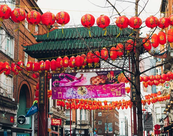 London, UK / Europe; 20 / 12 / 2019: Chinese gate and red lanterns in Chinatown, district of Soho, London — стоковое фото