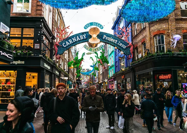 London, uk / europa; 20 / 12 / 2019: sea life weihnachtsbeleuchtung aus recycelten materialien in der carnaby street. Soho District in London. — Stockfoto