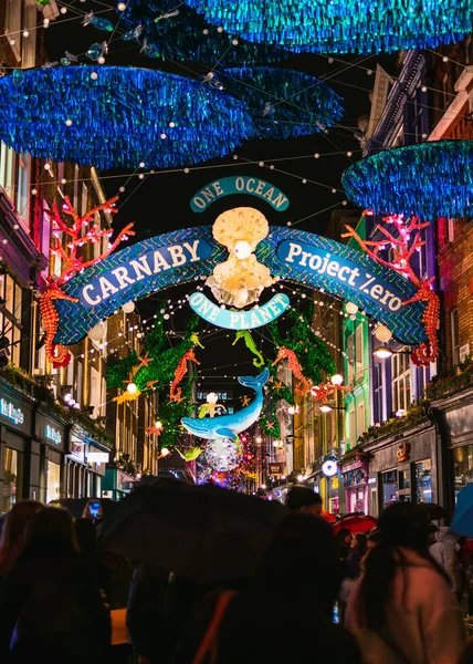 London, uk / europa; 20 / 12 / 2019: Nachtansicht der Carnaby Street mit Sea Life Weihnachtsbeleuchtung aus recycelten Materialien. Soho District in London. — Stockfoto