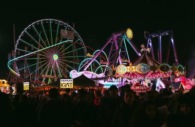 Londra, Uk / Avrupa; 22 / 12 / 2019: Kış Harikalar Diyarı 'nın Gece Görüşü, Hyde Park, Londra' da bulunan lunapark. İnsanlar Noel festivallerinde eğleniyor..