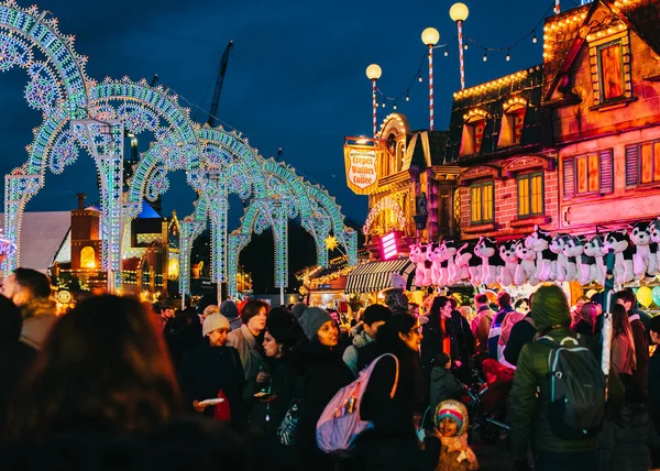 London, Großbritannien / Europa; 22.12.2019: Nachtansicht Winterwunderland, Vergnügungspark im Hyde Park, London. Menschen haben Spaß auf Weihnachtsmärkten. — Stockfoto