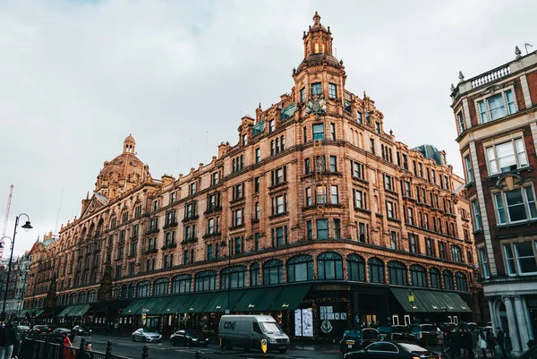 London, UK / Europe; 21 / 12 / 2019: The famous Harrods luxury department store at Knightsbridge district, London — стоковое фото