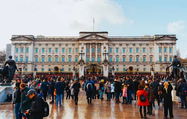 Londres, Royaume-Uni / Europe ; 21 / 12 / 2019 : Buckingham Palace dans le quartier de Westminster, au centre de Londres — Photo