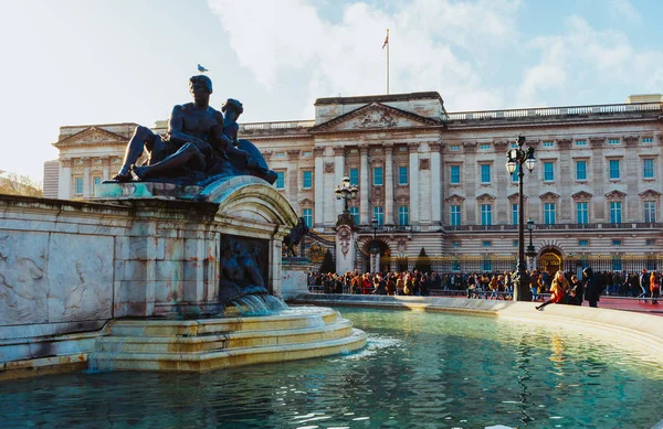 Londres, Royaume-Uni / Europe ; 21 / 12 / 2019 : Buckingham Palace dans le quartier de Westminster, au centre de Londres — Photo